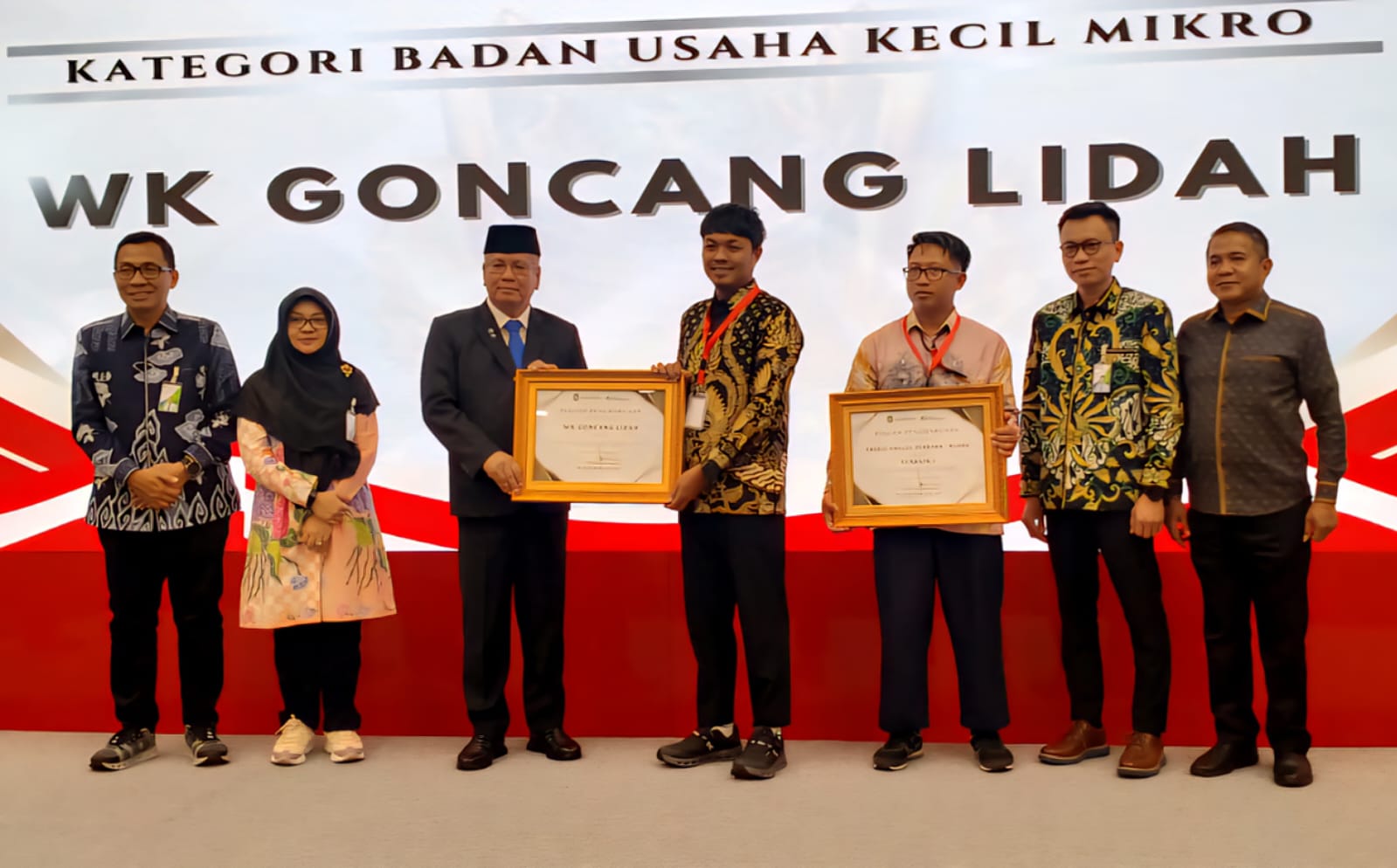 PENGHARGAAN: Owner WK Goncang Lidah menerima penghargaan Paritrana Award 2025 kategori UMKM.