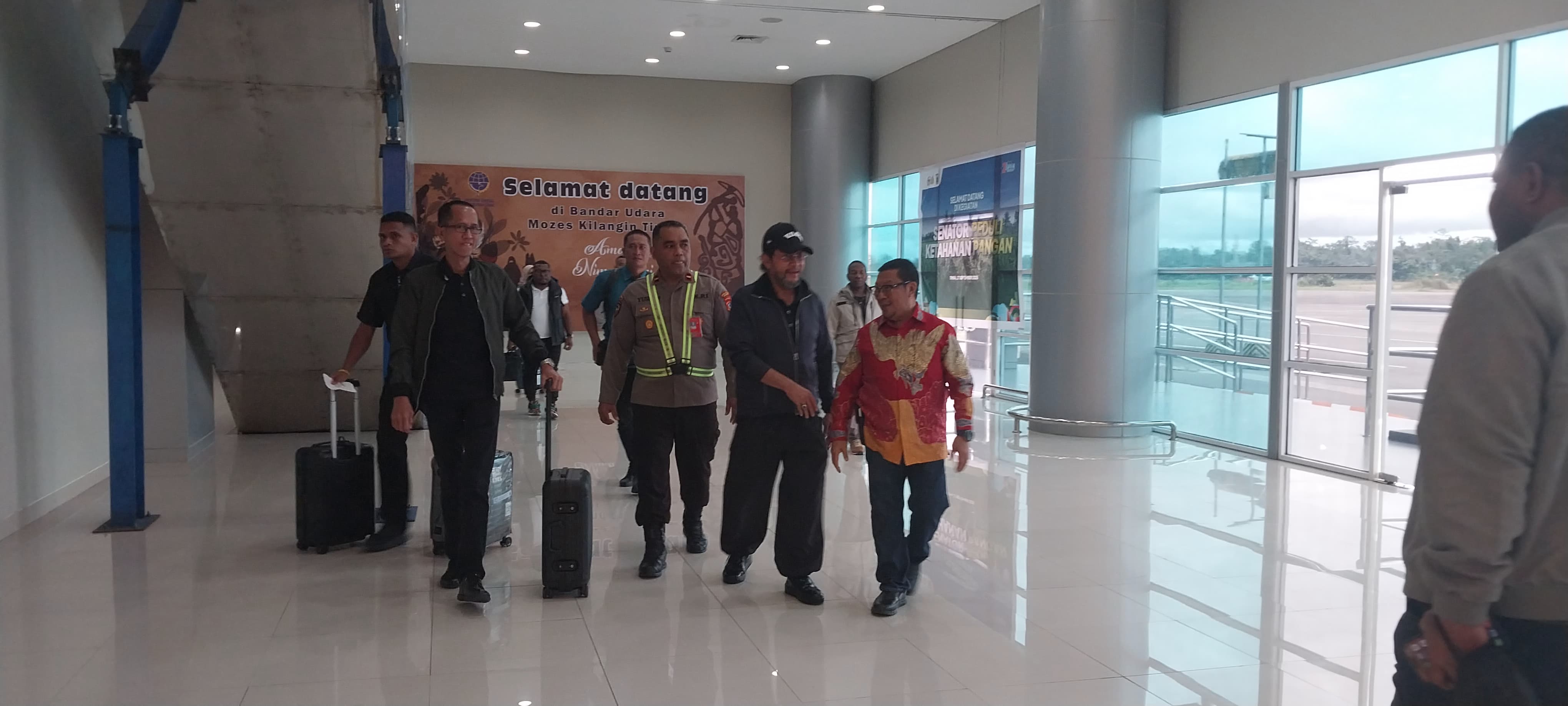 Anggota DPD RI tiba di Bandara Mozes Kilangin, Timika, Jumat (26/9), disambut aparat dan jajaran terkait dalam rangka kunjungan kerja mendukung program ketahanan pangan di Papua Tengah.