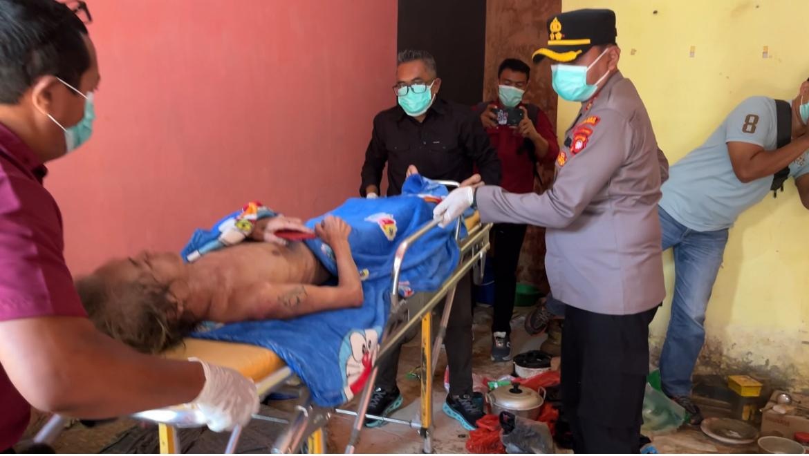 EVAKUASI: Kapolres Singkawang AKBP Dody Yudianto Arruan membantu evakuasi Tjong Hon Kong, lansia sakit yang tinggal sendiri di rumah kos.