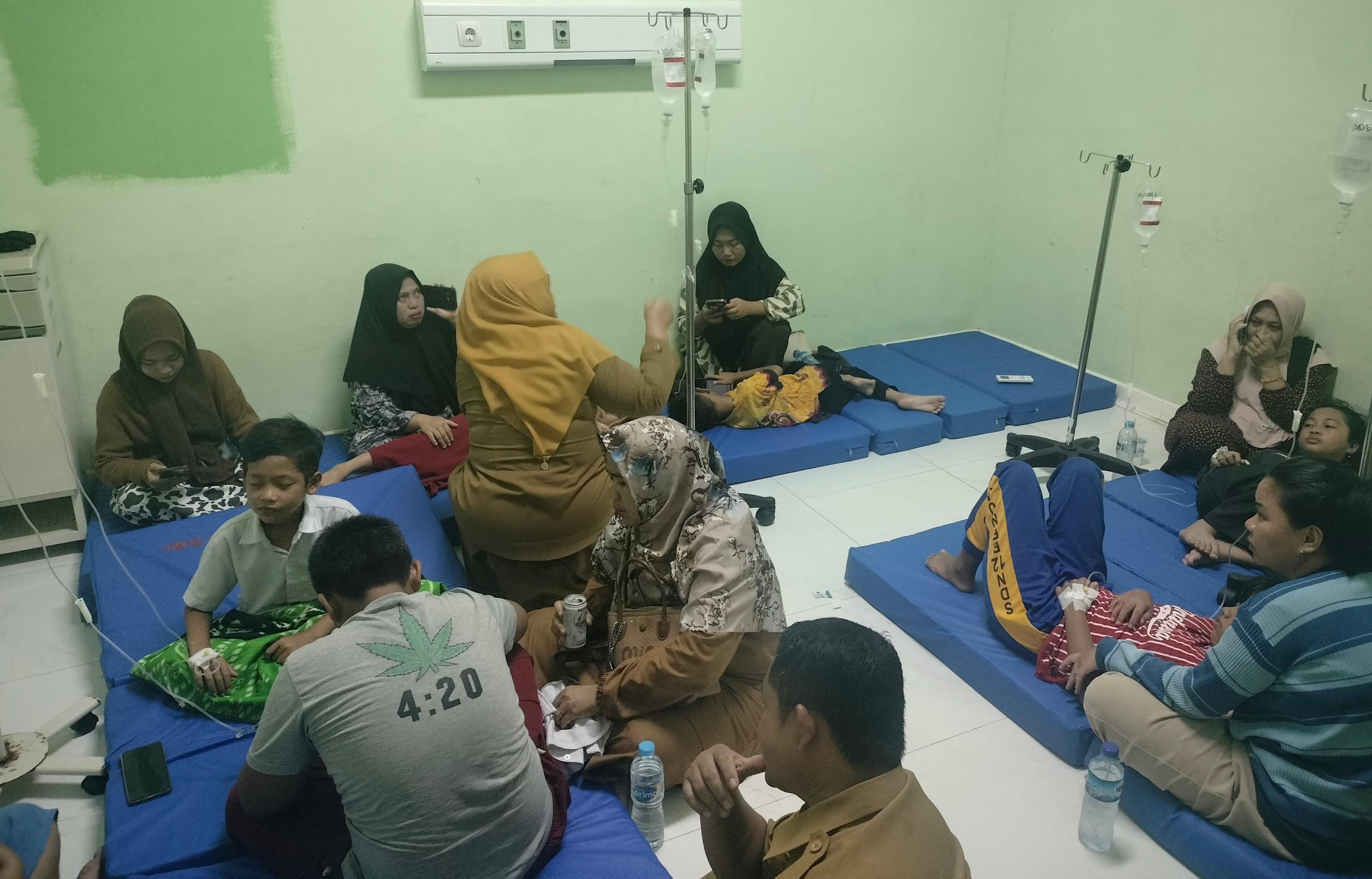 DIRAWAT: Sejumlah siswa yang diduga keracunan MBG menjalani perawatan di RSUD dr. Agoesdjam Ketapang, Selasa (23/9).