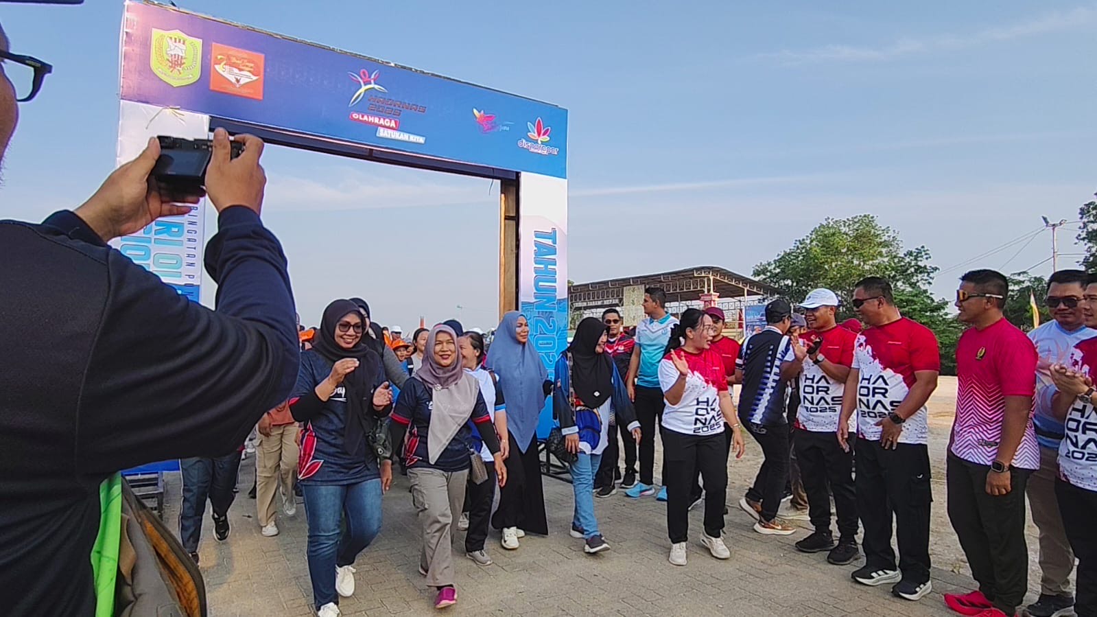 HAORNAS: Wakil Bupati Sanggau, Susana Herpena, memimpin peringatan Haornas ke-42 di Stadion Sabang Merah.