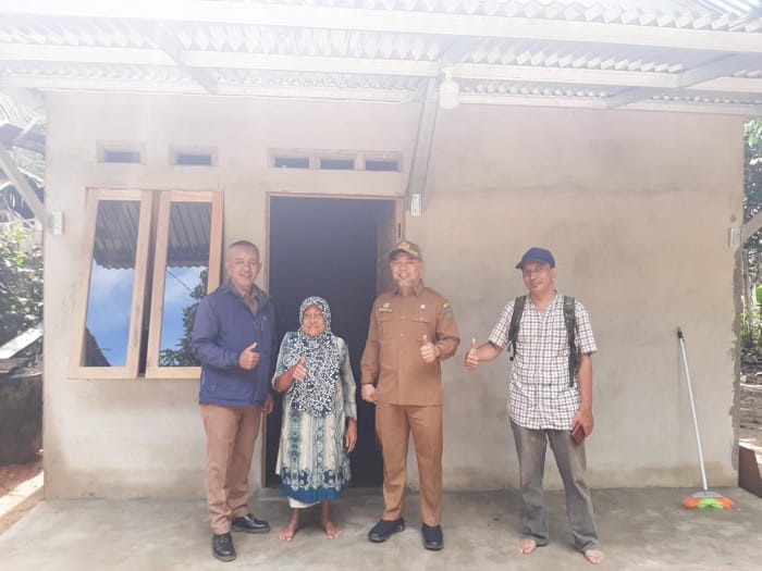 DIABADIKAN: Kepala Disperkimta Singkawang, Awang Dicko Mahendra berfoto bersama warga penerima Program bantuan Rumah Tidak Layak Huni (RTLH) di Kota Singkawang.