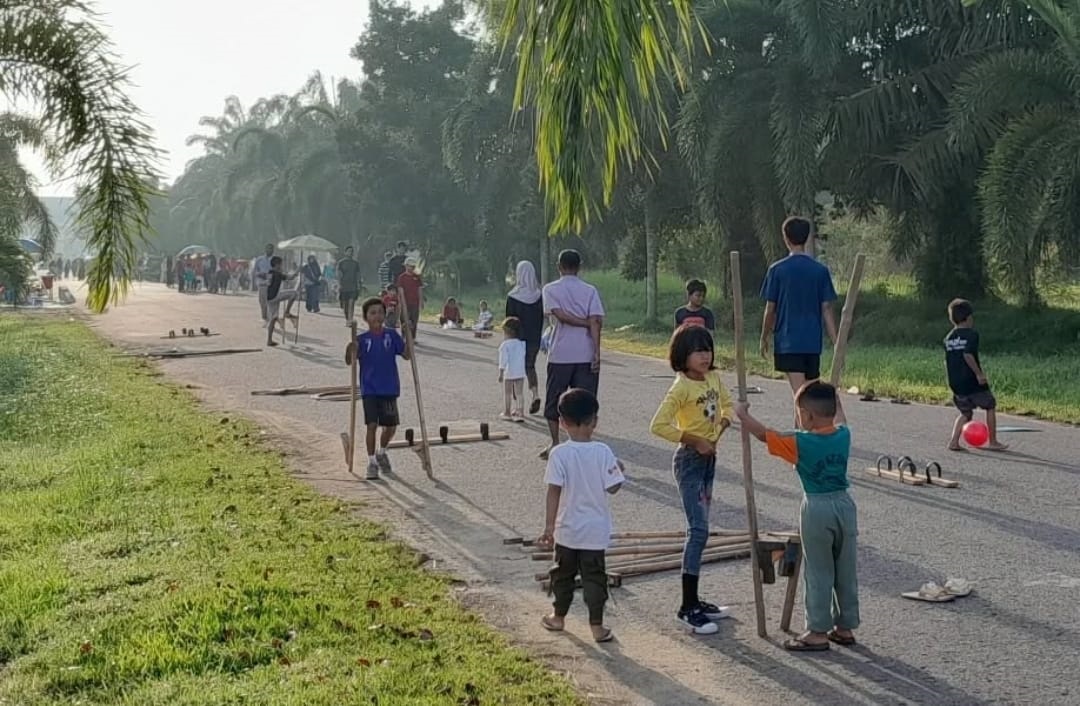 CFD: Dokumentasi kegiatan CFD yang pernah ada, dimana sejumlah pengunjung menikmati peralatan permainan tradisional.