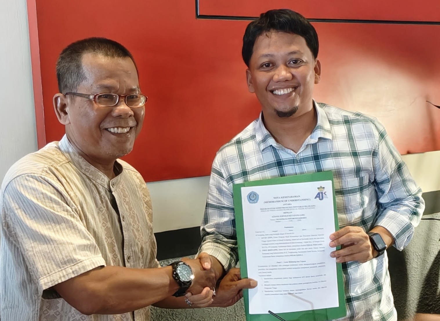 KERJA SAMA : Ketua Prodi KPI STAI Al-Haudl Ketapang, As&rsquo;ad Afifi, dan Ketua AJK, Theo Bernadhi, menandatangani MoU, Kamis (25/9).