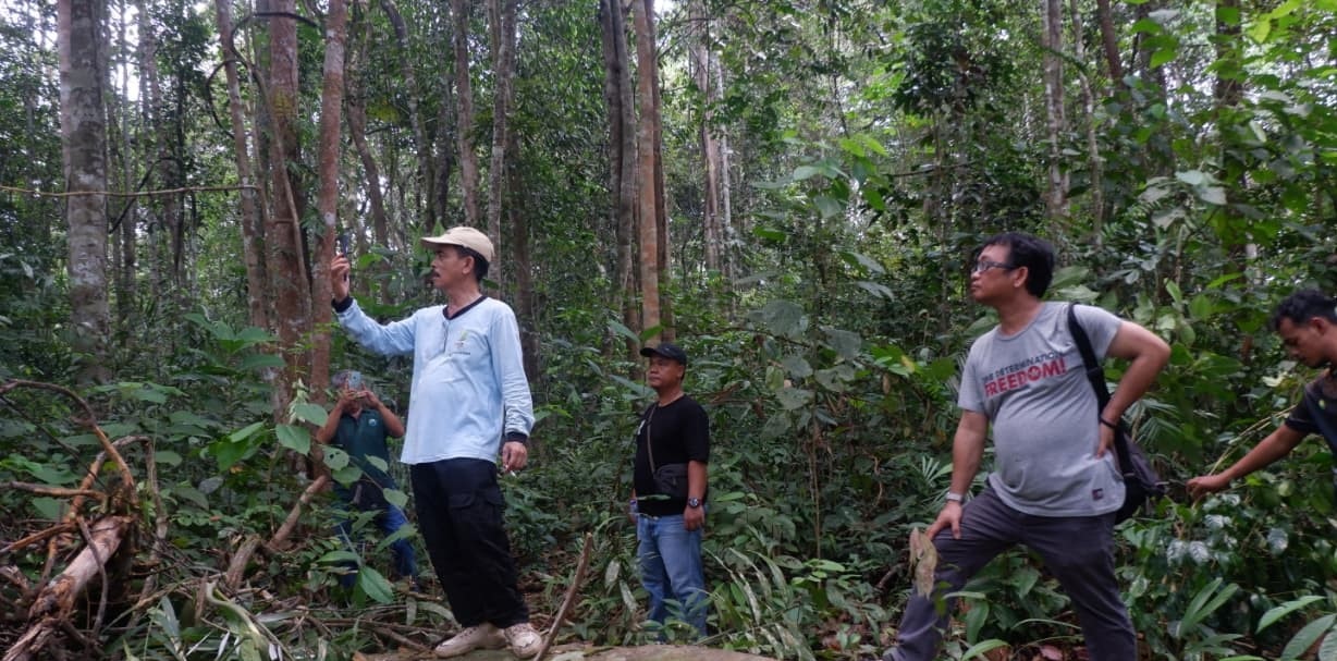 LOKASI : Ikatan Wartawan Online (IWO) Kabupaten Landak dan Kesatuan Pengelola Hutan (KPH) saat meninjau lokasi penanaman pohon di Sekolah Alam, di Dusun Leban, Desa Nyayum, Kecamatan Kuala Behe.
