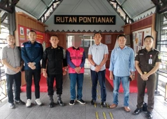 TAHAN : Kejaksaan Negeri Landak saat menahan mantan Kades Tolok yang diduga terlibat kasus korupsi, dengan kerugian negara Rp 683 juta.