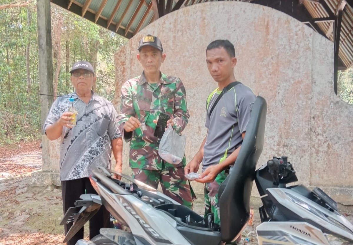 Anggota Koramil Mandor saat mengamankan barng bukti narkotika dari sebuat traksaksi Narkoba di komplek Makam Juang Mandor.
