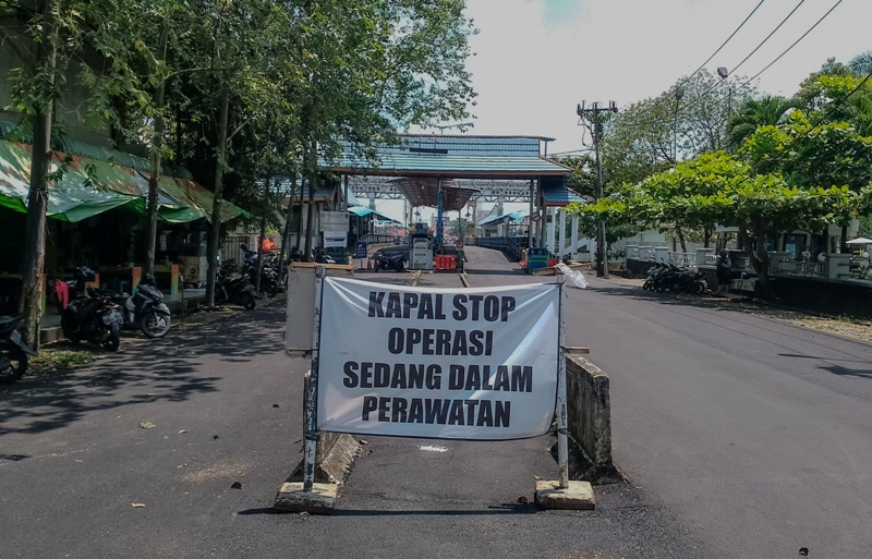 BELUM BEROPERASI: Plang informasi tidak beroperasinya penyeberangan Feri Bardan-Siantan terpasang di pintu masuk penyeberangan. Sudah hampir sebulan penyeberangan feri belum beroperasi sehingga warga