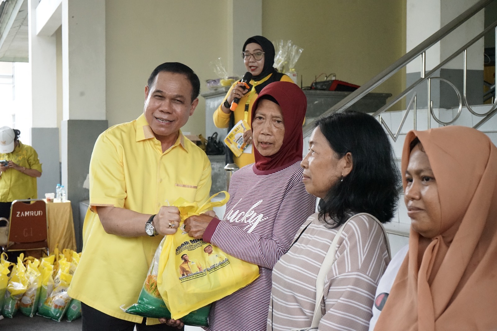 Pembagian paket sembako murah oleh Golkar Kalbar dalam rangka HUT ke-61 partai kepada masyarakat.