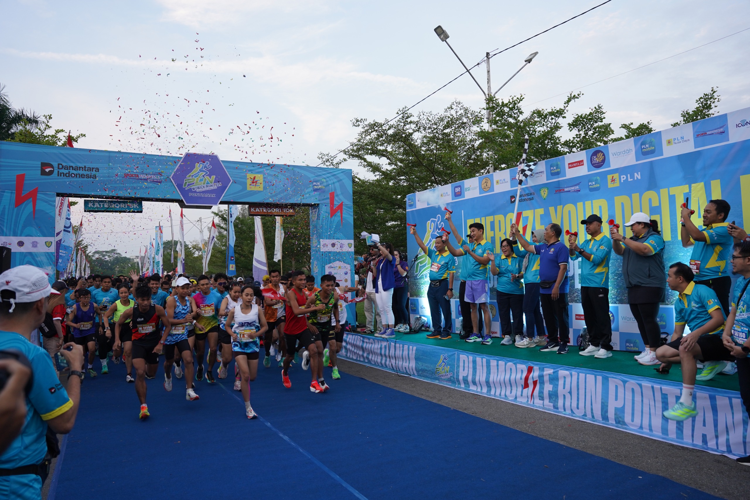 Para peserta PLN Mobile Run langsung melesat, beradu cepat untuk menjadi yang terbaik, sekaligus merayakan sportivitas dan energi positif di Bumi Khatulistiwa.