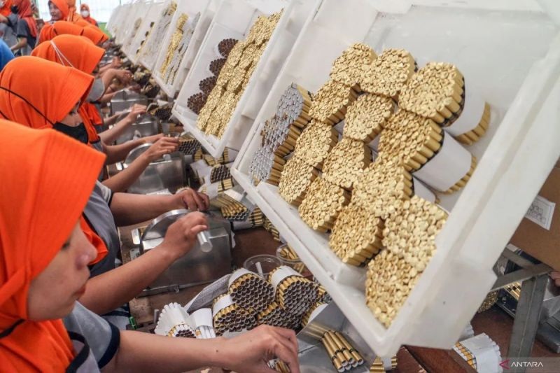 LINTING ROKOK: Sejumlah buruh mengerjakan pelintingan rokok di Kendal, Jawa Tengah.