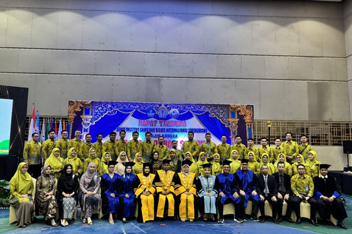 Rektor ISBI Singkawang, Dr. Eka Murdani, Pejabat Struktural ISBI Singkawang, Dosen dan Tenaga Kependidikan serta perwakilan wisudawan/ti foto bersama pada, Sabtu (27/9).