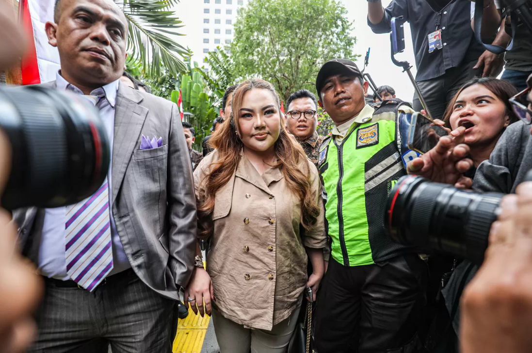 DIPANGGIL KPK: Selebgram Lisa Mariana (LM) mendatangi gedung Merah Putih KPK di Jakarta, Jumat (22/8/2025). Lisa diperiksa sebagai saksi kasus dugaan rasuah terkait pengadaan iklan di PT Bank BJB.