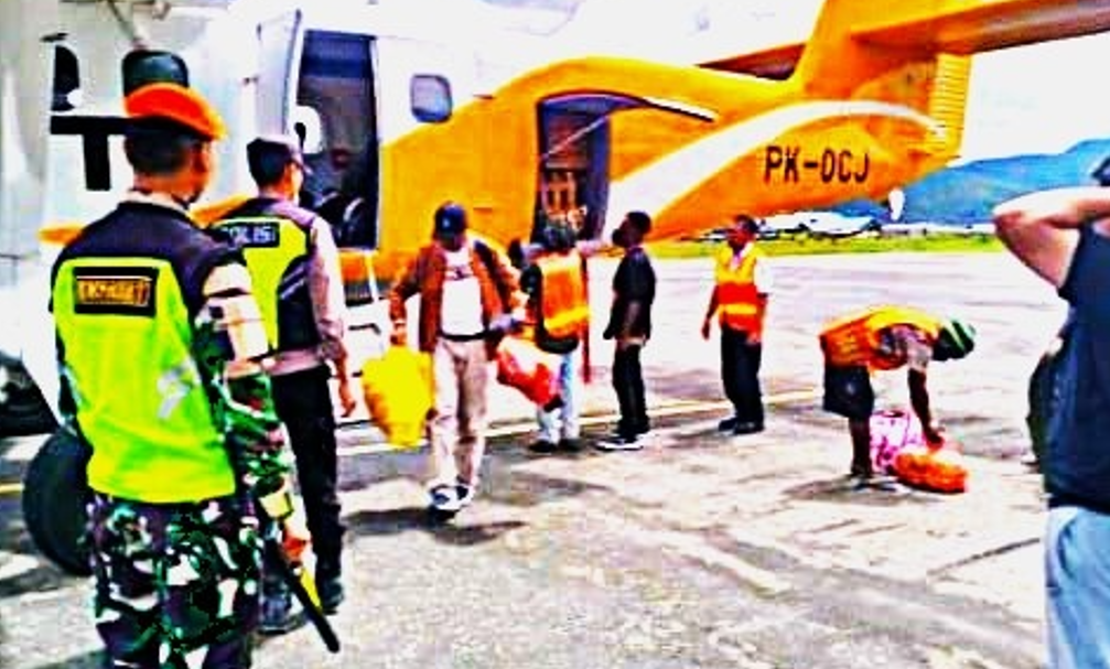 Personel Satgas Korpasgat berjaga di Bandara Enarotali, memastikan penerbangan dan distribusi logistik tetap aman dan lancar.
