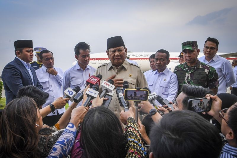 Presiden Prabowo Subianto bersama Wapres Gibran Rakabuming Raka didampingi jajaran Kabinet Merah Putih memberikan keterangan kepada wartawan saat tiba di Pangkalan Udara TNI AU Halim Perdanakusuma.
