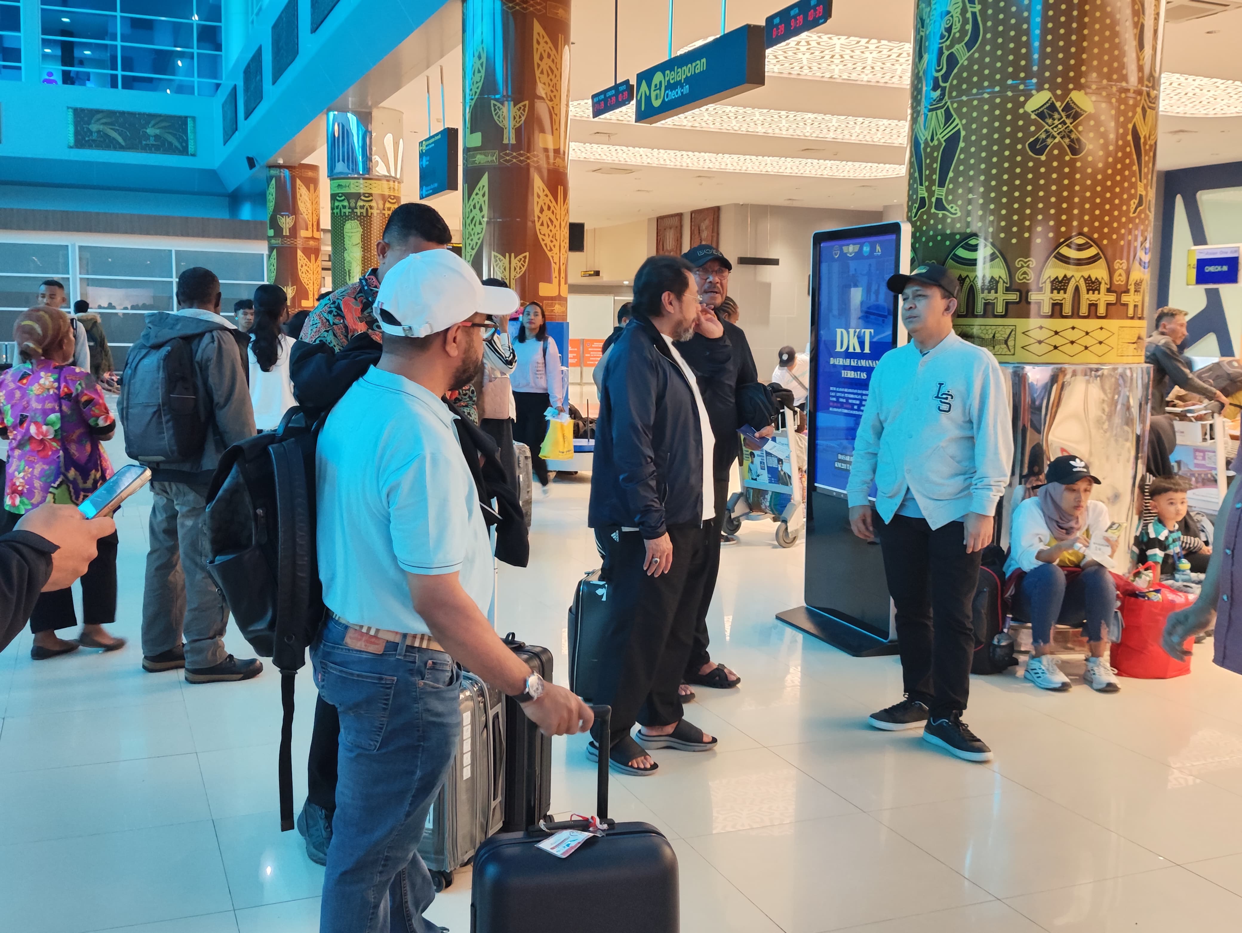 Suasana keberangkatan rombongan di Bandara Mozes Kilangin, Timika.