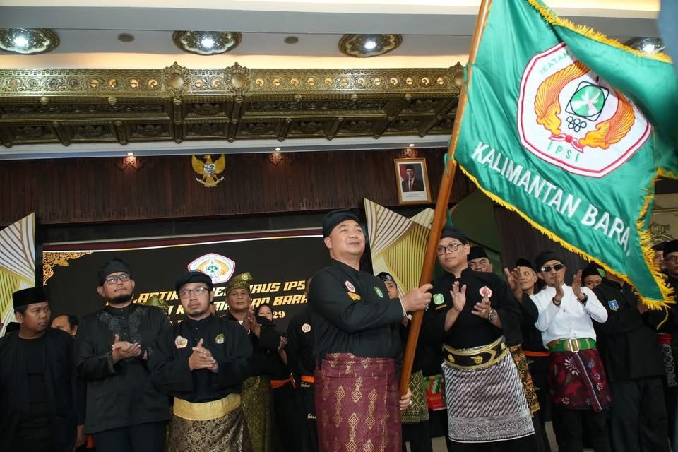 DILANTIK: Alexander Wilyo resmi dilantik sebagai Ketua Umum IPSI Kalbar 2025&ndash;2029 di Pendopo Gubernur Kalbar, Sabtu (27/9).