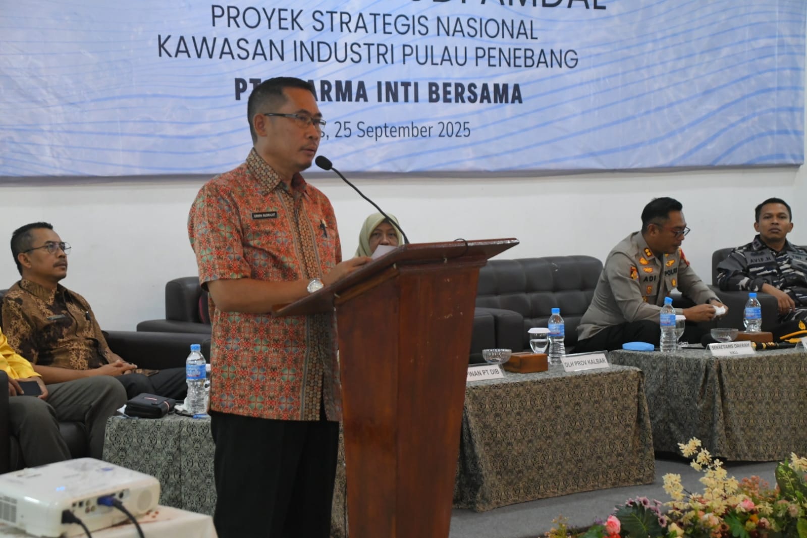 SAMPAIKAN PANDANGAN: Sekda Kayong Utara, Erwin Sudrajat, saat menghadiri Konsultasi Publik Rencana Studi Amdal PSN Kawasan Industri Pulau Penebang oleh PT DIB, di Mahkota Hotel Sukadana, Kamis (25/9).