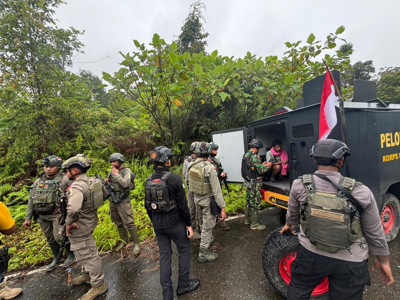EVAKUASI: Tim Gabungan Satgas Operasi Damai Cartenz berhasil mengevakuasi empat warga sipil yang terjebak di Distrik Seradala, Kabupaten Yahukimo.