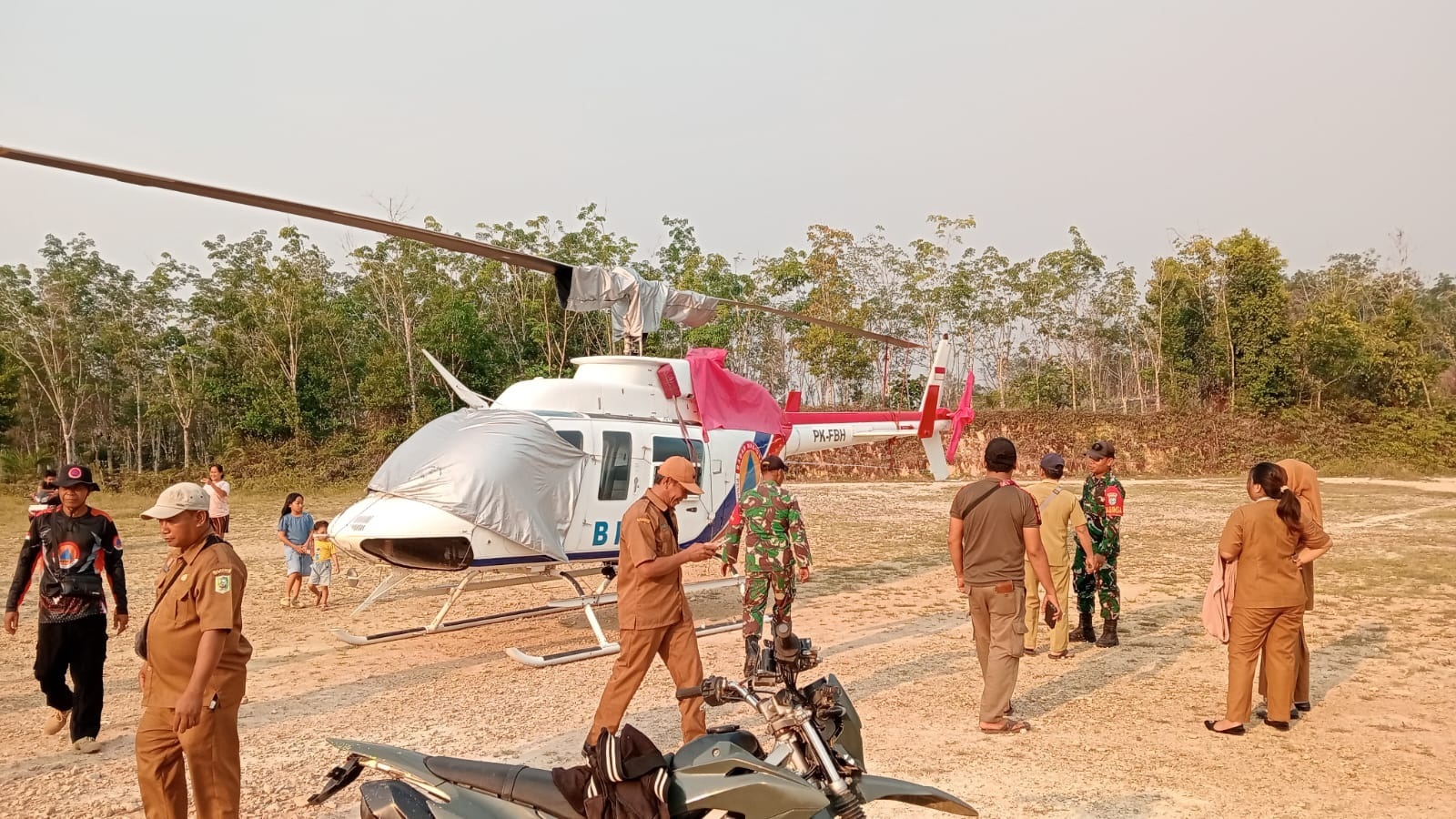 GANGGUAN: Heli patroli karhutla milik BPBD Kalbar yang mengalami gangguan mesin saat bertugas, terpaksa mendarat darurat di kawasan Balai Sebut, Kecamatan Jangkang, Kabupaten Sanggau, Minggu (28/9).