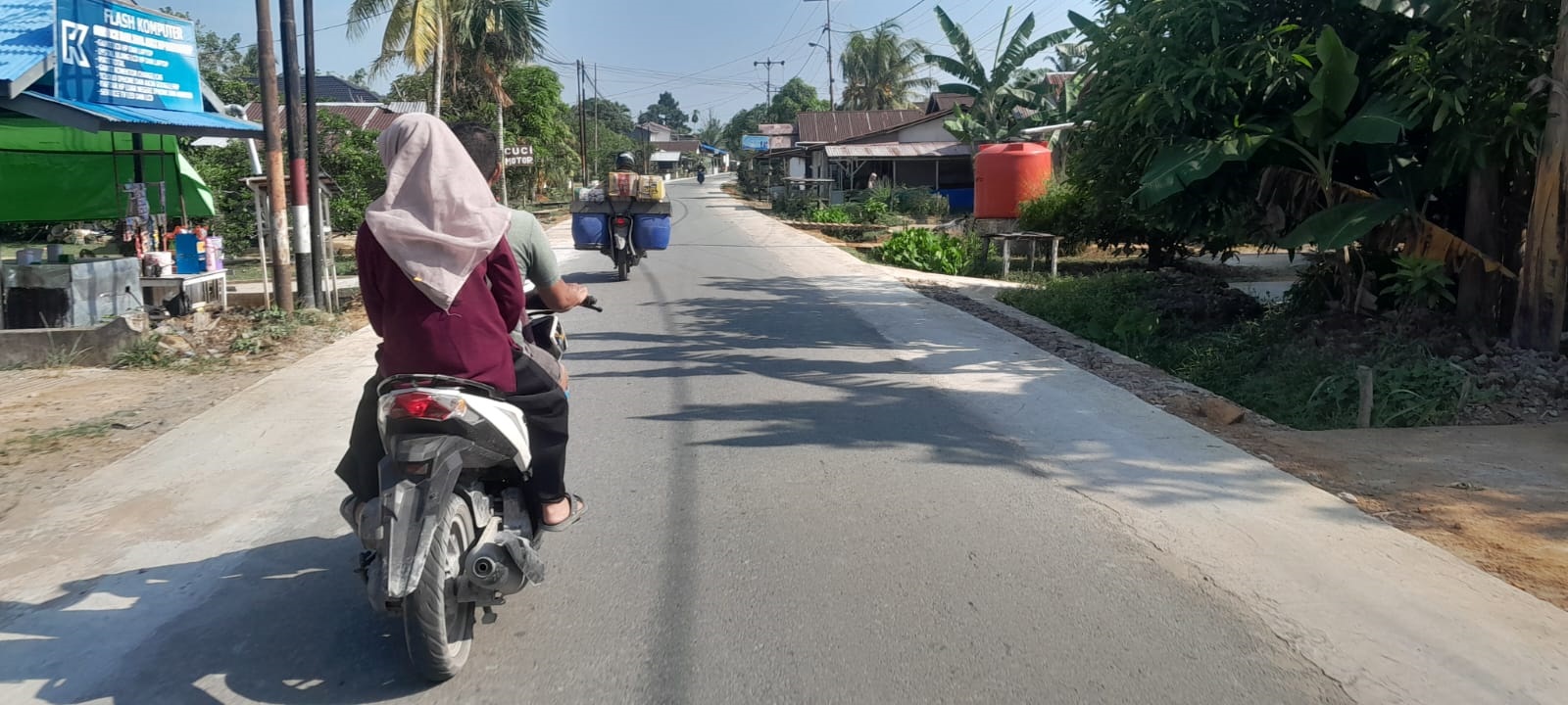 LEBIH LEBAR: Jalan Sekura-Simpang Empat yang dilebarkan.