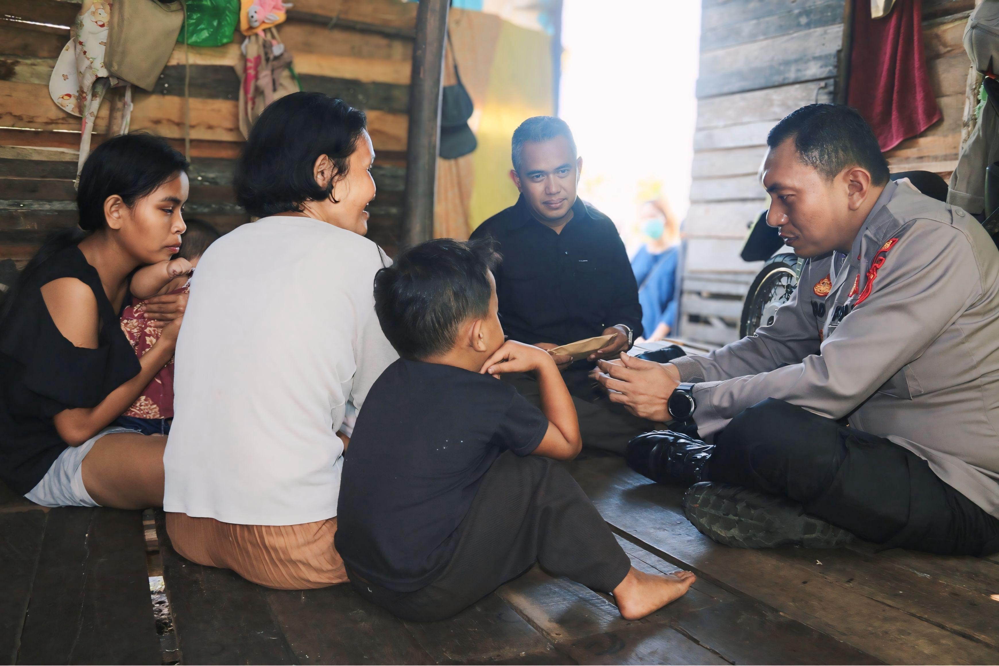 BANTUAN: Kapolres Singkawang AKBP Dody Yudianto Arruan dengan menyalurkan bantuan sembako serta uang tunai senilai Rp5.000.000,00 kepada keluarga Niko, warga Kelurahan Roban, Kecamatan Singkawang Teng