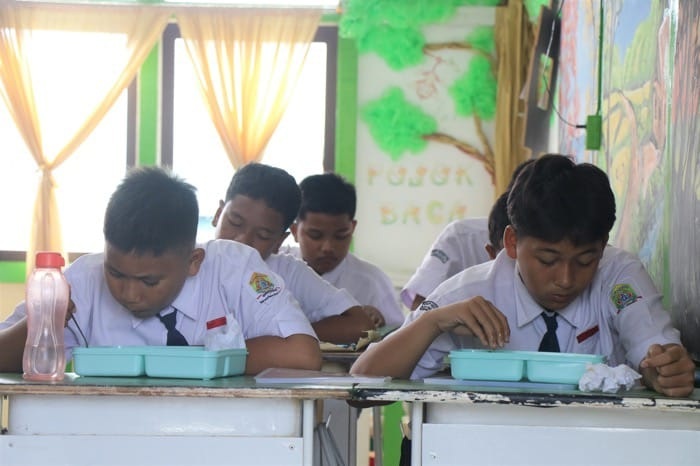 BERSANTAP: Pelaksanaan Program Makan Bergizi Gratis (MBG) di SMPN 3 Singkawang berlangsung dengan lancar dan aman.