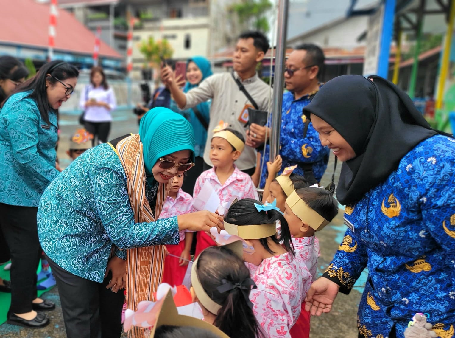 MBG: Erlina berinteraksi dengan anak-anak di satuan pendidikan. Kepedulian Bupati Mempawah terhadap anak sekolah sangat tinggi, salah satunya penekanan menjaga kualitas MBG