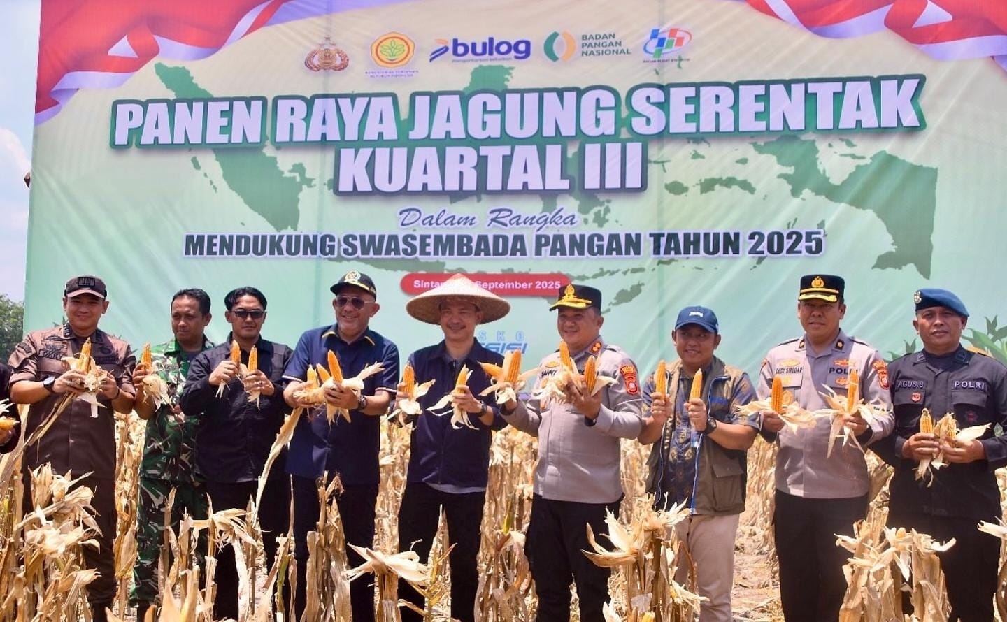 PANEN RAYA: Petani Dusun Nenak bersama Wakil Bupati Sintang Florensius Ronny saat panen raya di Dusun Nenak, Desa Balai Agung, Kecamatan Sungai Tebelian, Minggu (28/9).