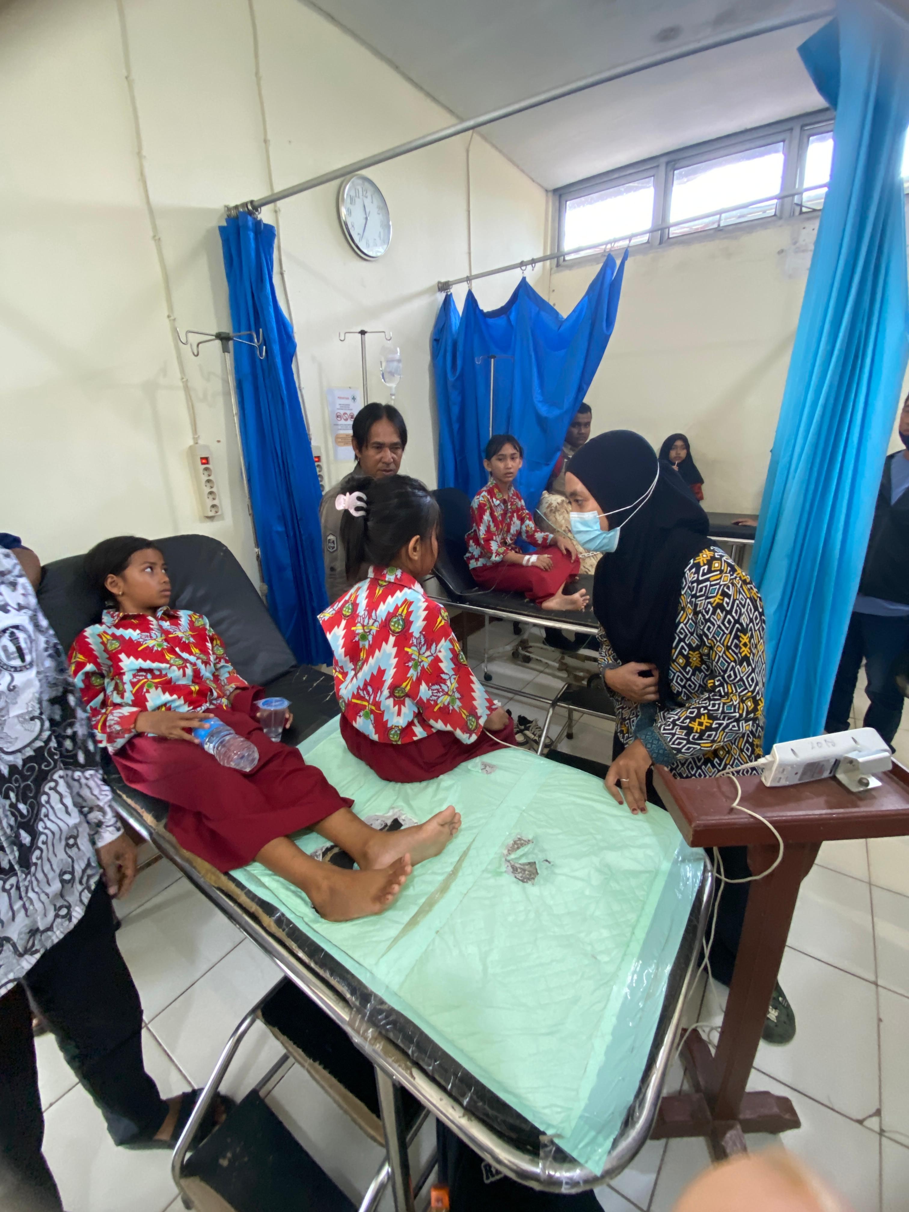 ALAMI MUAL: Petugas puskesmas memeriksa siswa SD Negeri 01 Simpang Hilir, Kabupaten Kayong Utara yang mengalami mual usai makan program MBG, Kamis (26/9).