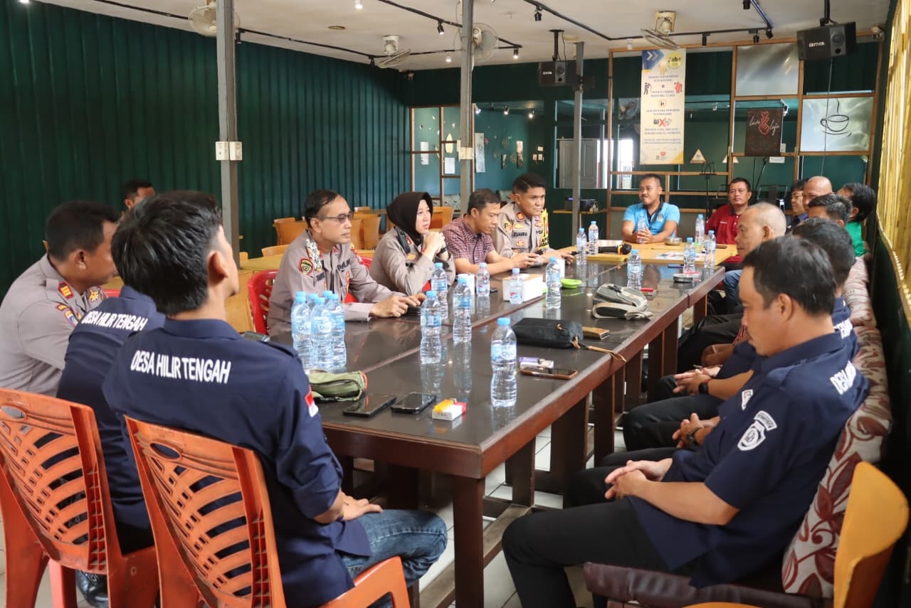 JUMAT CURHAT: Kapolres Landak AKBP Devi Ariantari memimpin Jumat Curhat di Cafe Jahe, Ngabang, dalam rangka menyerap aspirasi warga, Jumat (26/9).
