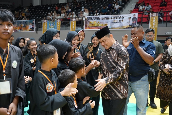 SAPA ATLET: Gubernur Ria Norsan saat menyalami para atlet silat dalam sebelum membuka Kejuaraan Pencak Silat Grand Prix Piala Gubernur Kalbar Tahun 2025.