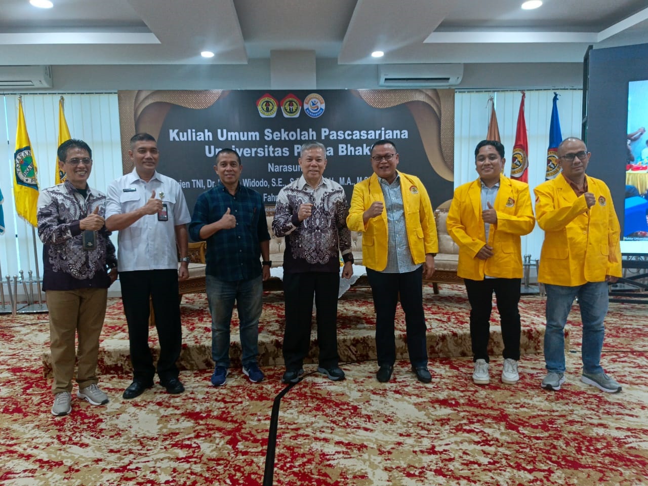 KULIAH UMUM: Rektor Universitas Panca Bhakti (UPB) Pontianak, Dr. Purwanto (kiri)  bersama Direktur Sekolah Pascasarjana UPB, Dr. H. M. Doing (keempat dari kiri), berpose bersama narasumber kuliah umu