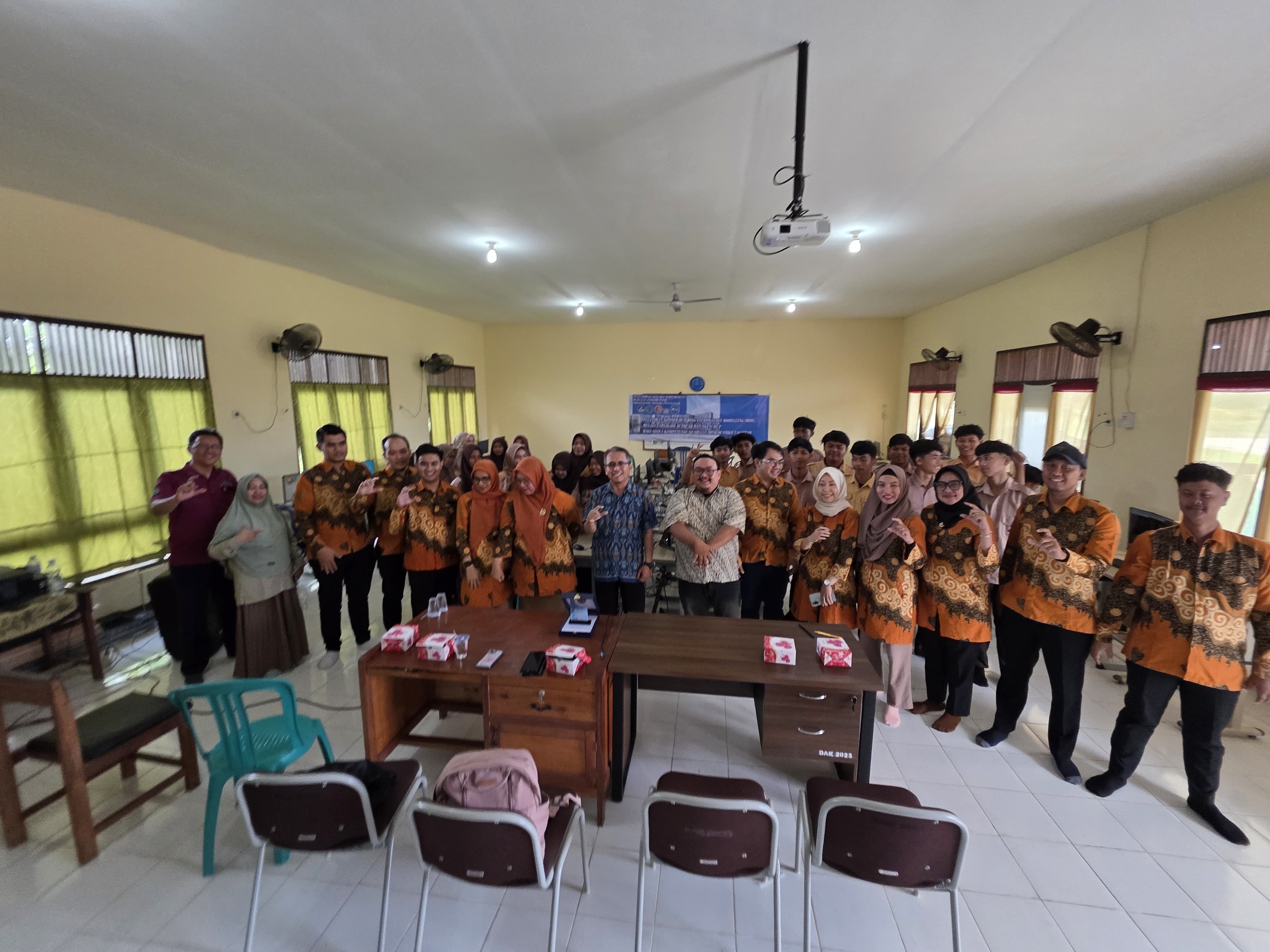 PELATIHAN: Tim PPM bersama peserta pelatihan di SMKN 2 Sambas.