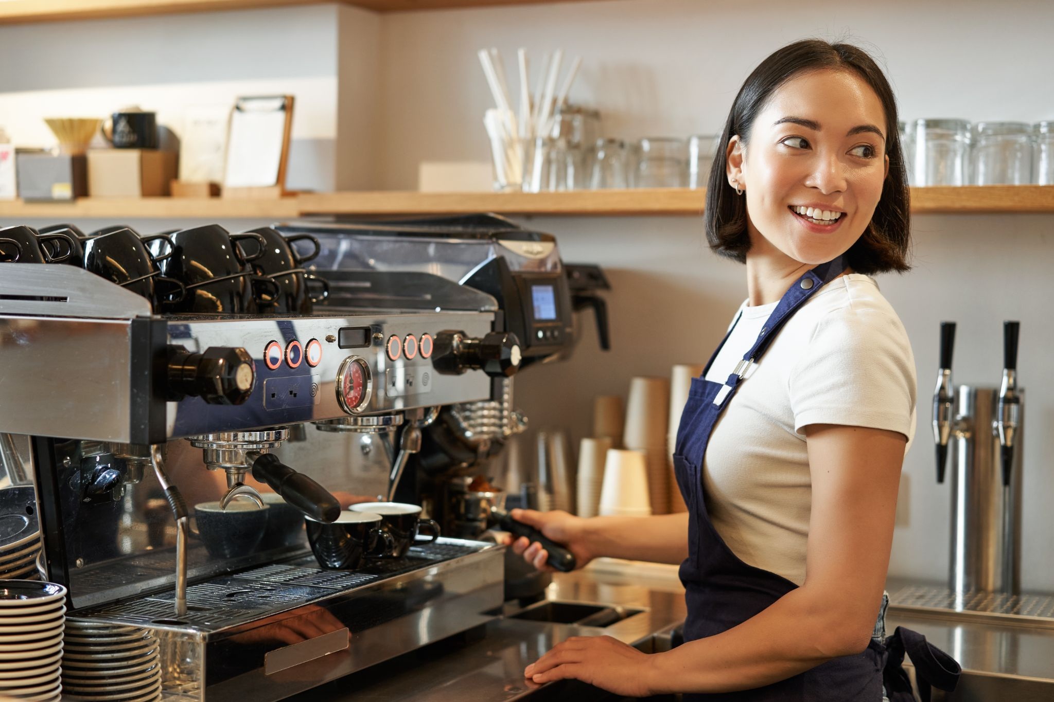Ilustrasi side job menjadi barista di cafe.