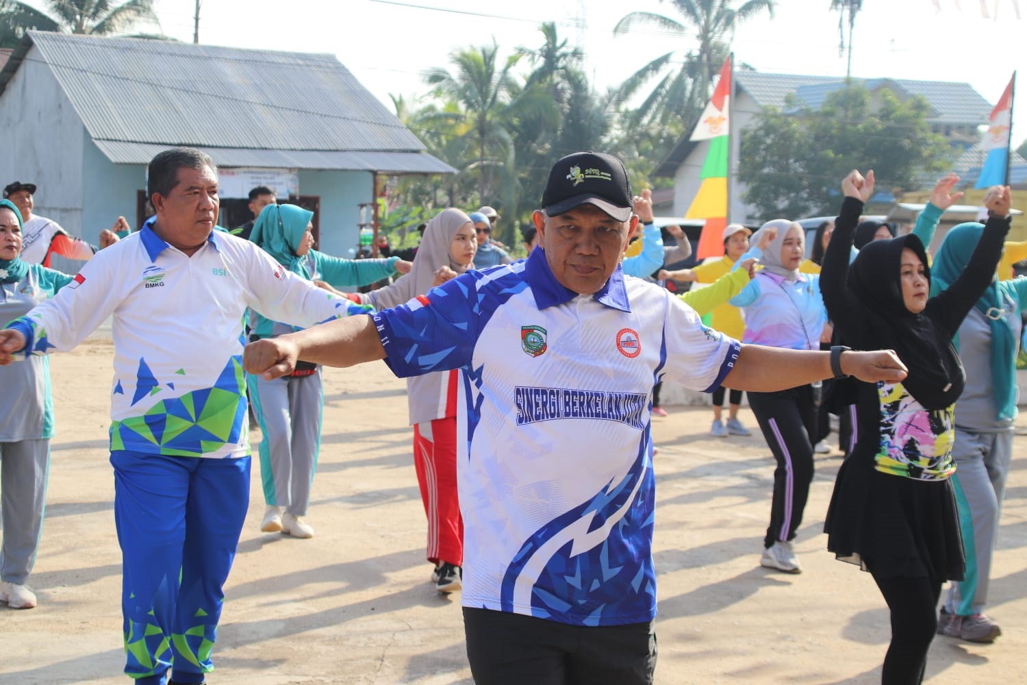 SENAM: Wakil Bupati Mempawah senam bersama warga Wajok Hilir