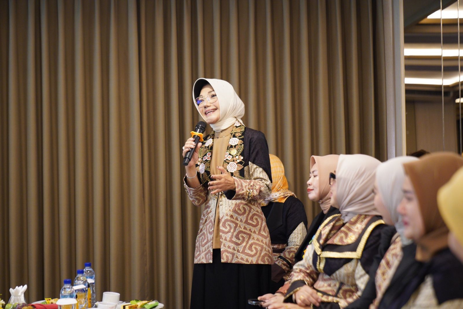 PKK: Ketua TP-PKK Kota Pontianak Yanieta Arbiastutie Kamtono saat menghadiri pertemuan dengan TP-PKK kota se-Kalimantan