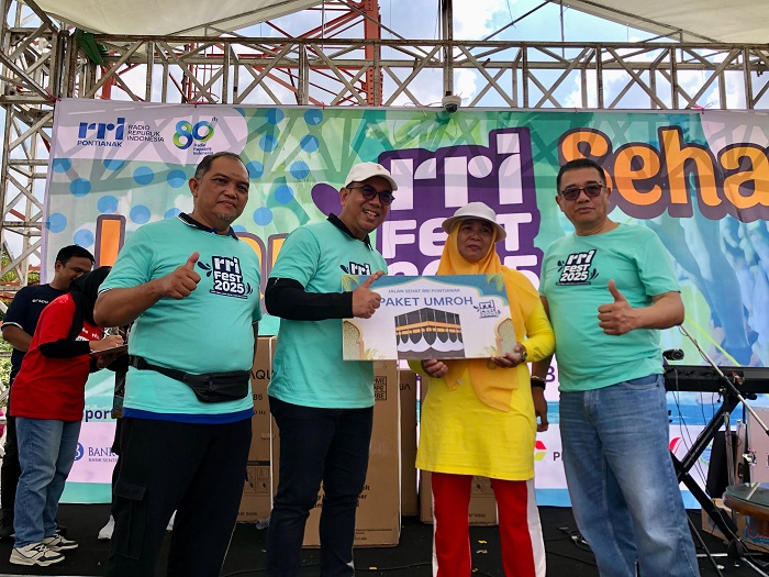 UMRAH: Murni (57), warga Batulayang, Pontianak Utara, diumumkan sebagai penerima hadiah utama berupa tiket umrah di acara Jalan Sehat RRI Fest 2025.