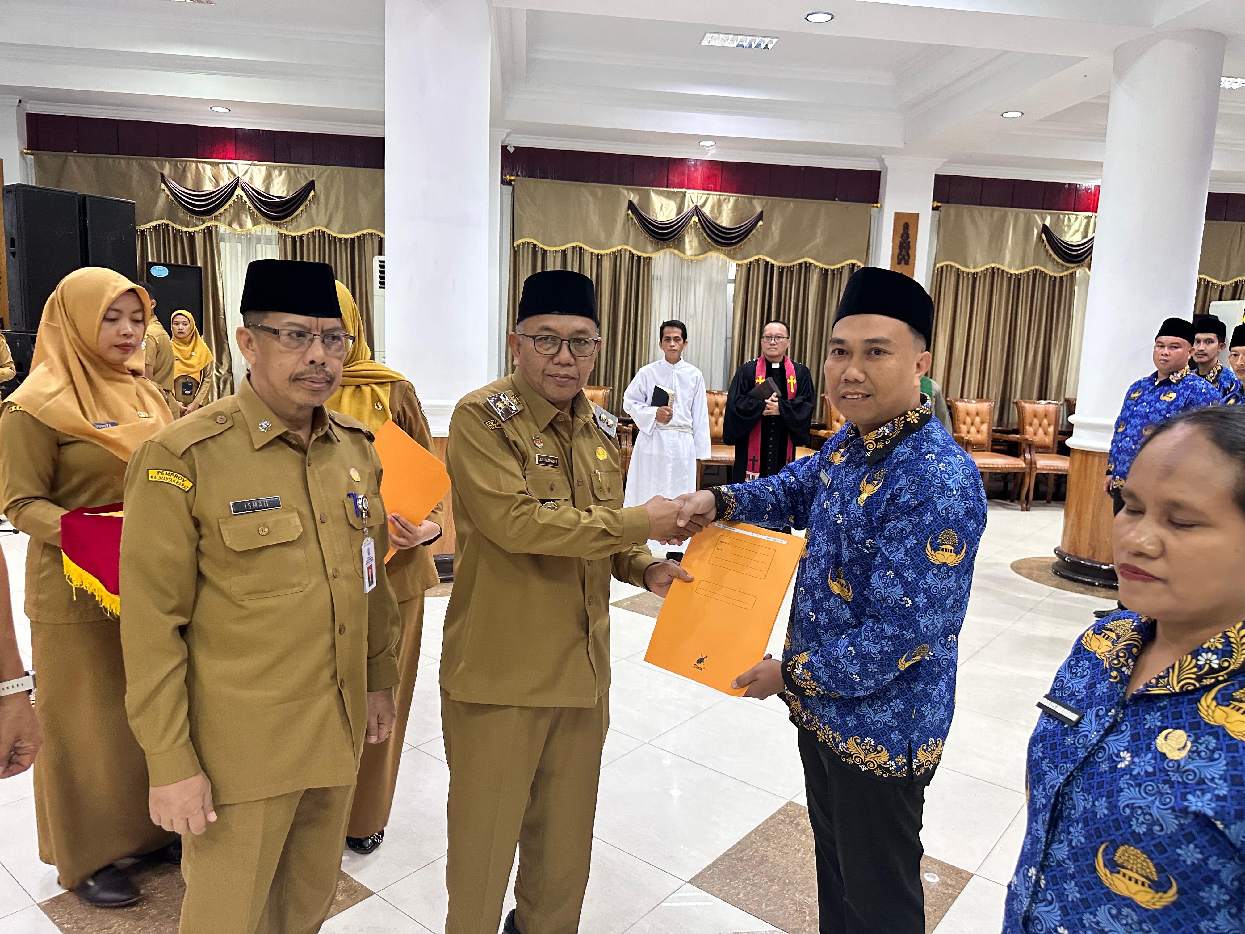 PELANTIKAN: Wabup Mempawah didampingi Sekda menyerahkan SK pelantikan 108 PPPK di Kantor Bupati Mempawah.