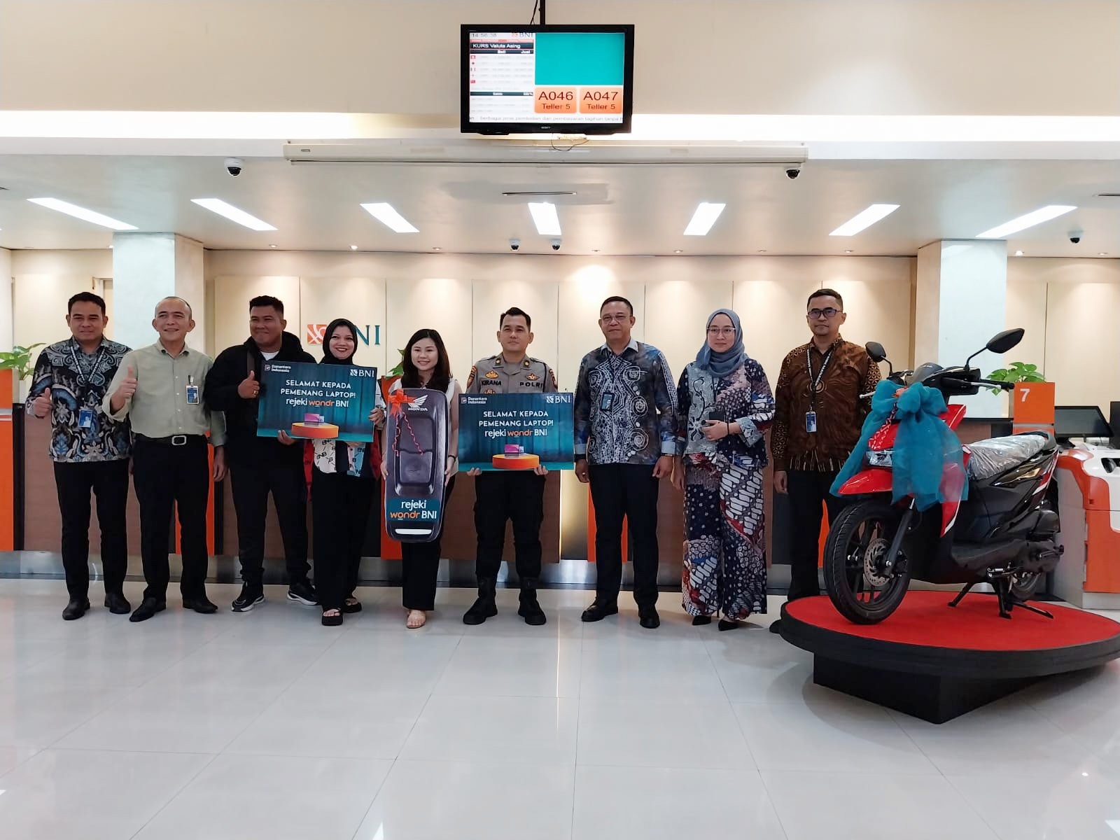 HADIAH : Foto bersama saat penyerahan hadiah kepada nasabah beruntung lewat program Rezeki Wondr BNI 2025 di Kantor BNI Cabang Pontianak, Selasa (30/9).