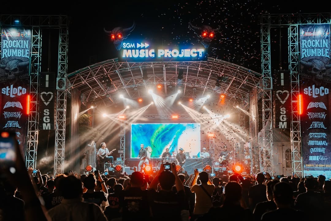 KONSER: Penampilan perdana Saint Loco di Kota Singkawang, Sabtu (27/9) malam, sukses mengguncang panggung Rockin Rumble di Singkawang Grand Mall.