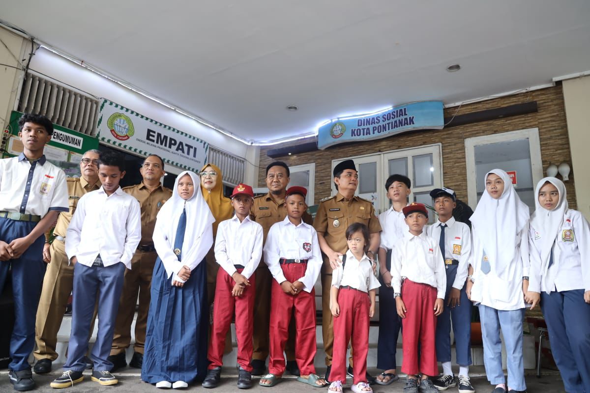 SISWA: Wakil Wali Kota Pontianak Bahasan foto bersama siswa Sekolah Rakyat di Pontianak.