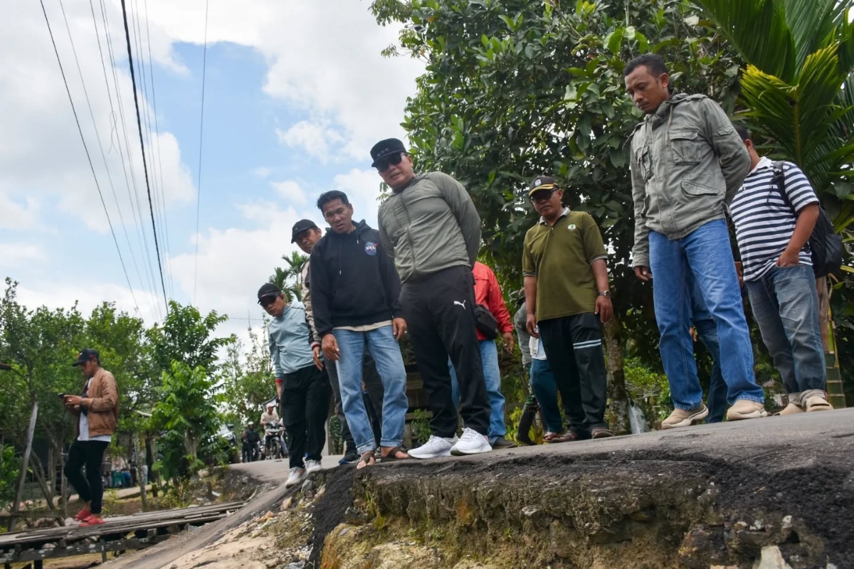 Bupati Kubu Raya, Sujiwo meninjau progres pengerjaan ruas jalan Sungai Nipah&ndash;Selat Remis, Kecamatan Teluk Pakedai, Minggu (28/9).