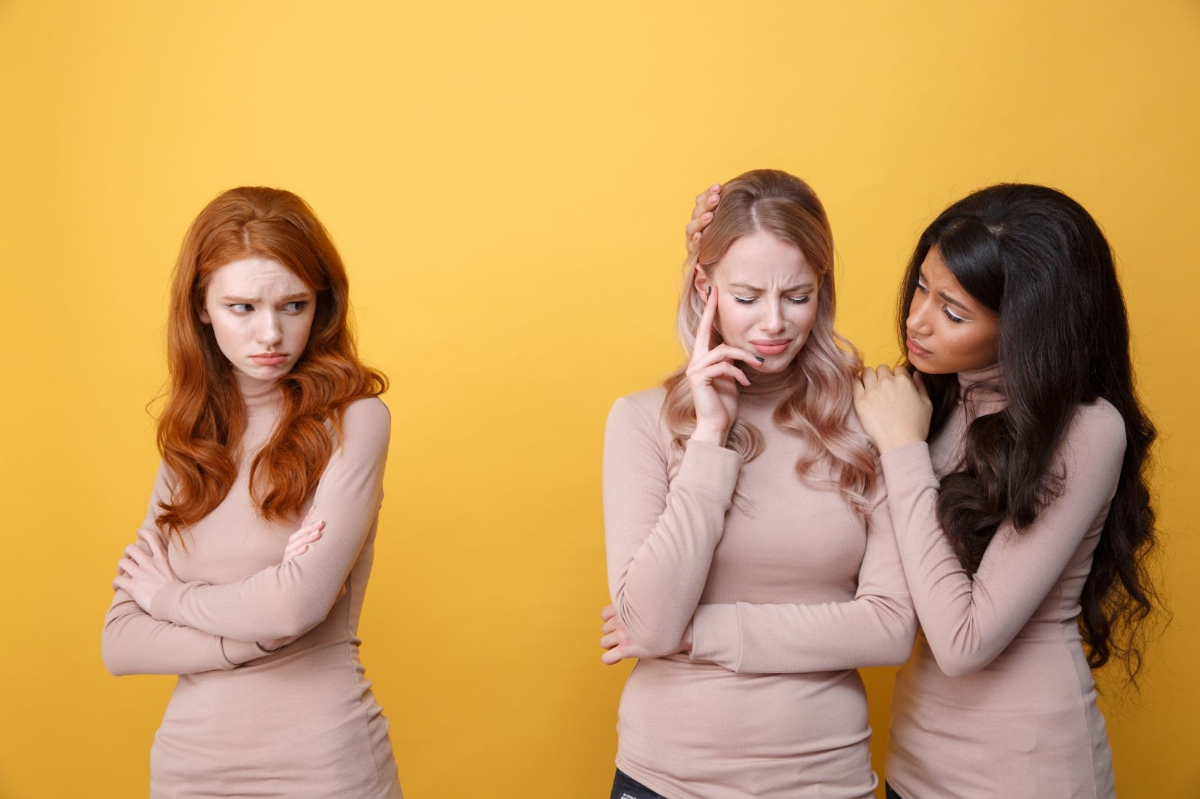 Ilustrasi teman yang menunjukkan sikap iri atau tidak mendukung ketika orang lain sedang mengalami keberhasilan, contoh dari fenomena crab mentality.