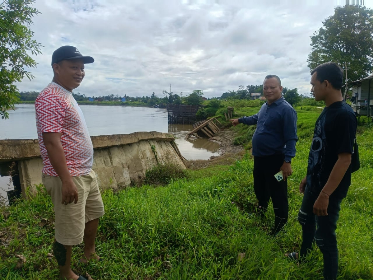 Saber Kalbar bersama masyarakat Desa Sungai Uluk saat meninjau penahan tebing yang ambruk.