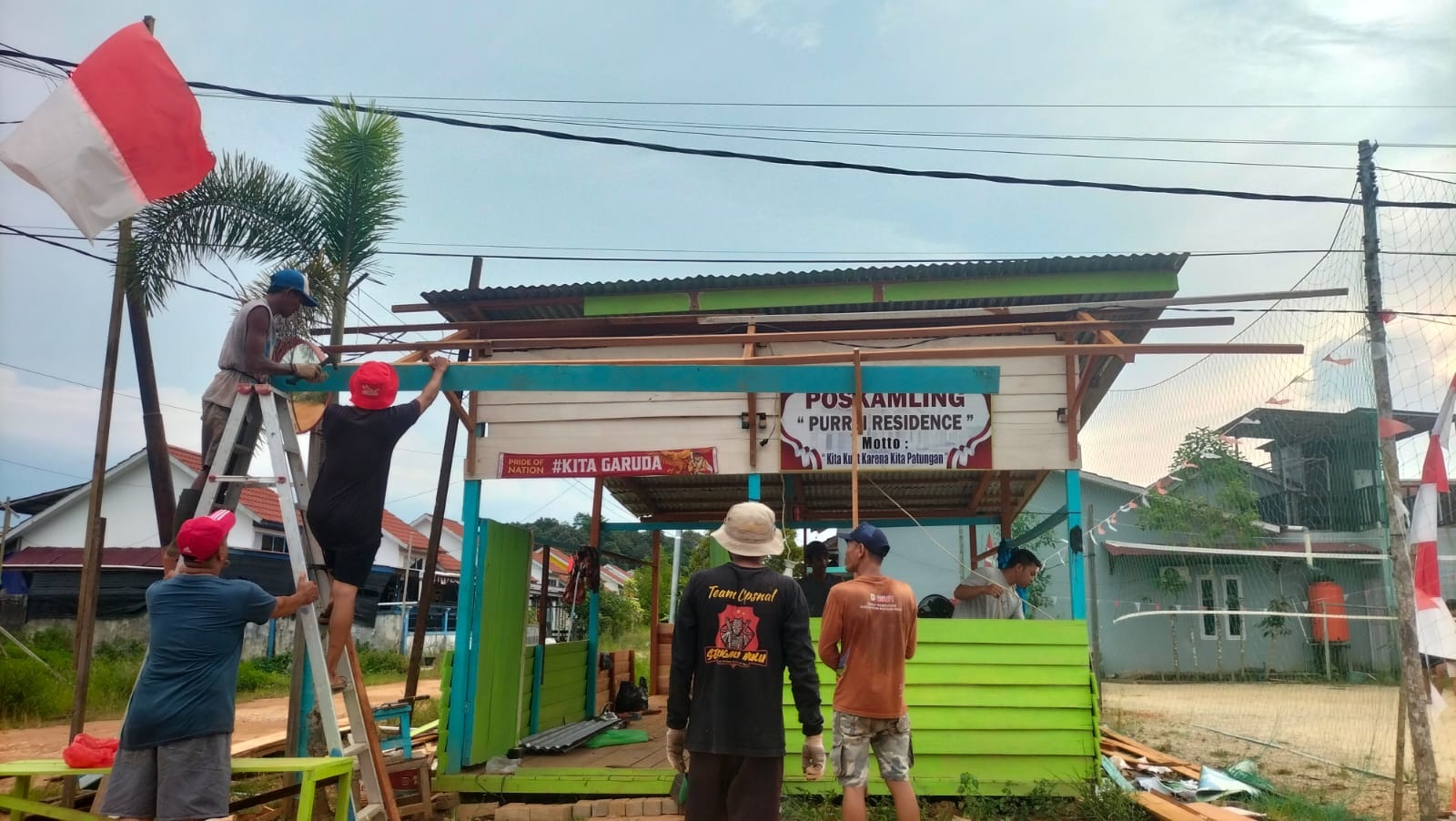 POSKAMLING  : Perbaikan Poskamling dilakukan oleh Polsek Putussibau Selatan bersama warga komplek Perumahan Perei Residence Kecamatan Putussibau Selatan.