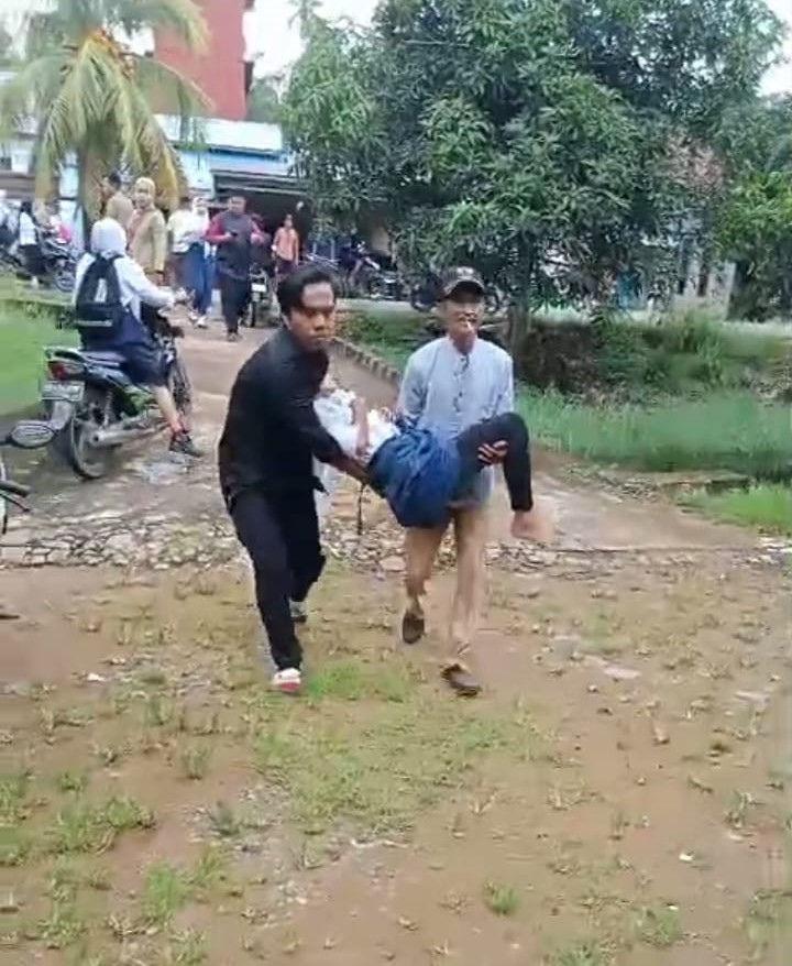 MEDIS : Siswa langsung dilarikan ke Puskesmas Teluk Melano untuk mendapatkan pertolongan medis usai santap menu makan bergizi gratis (MBG).