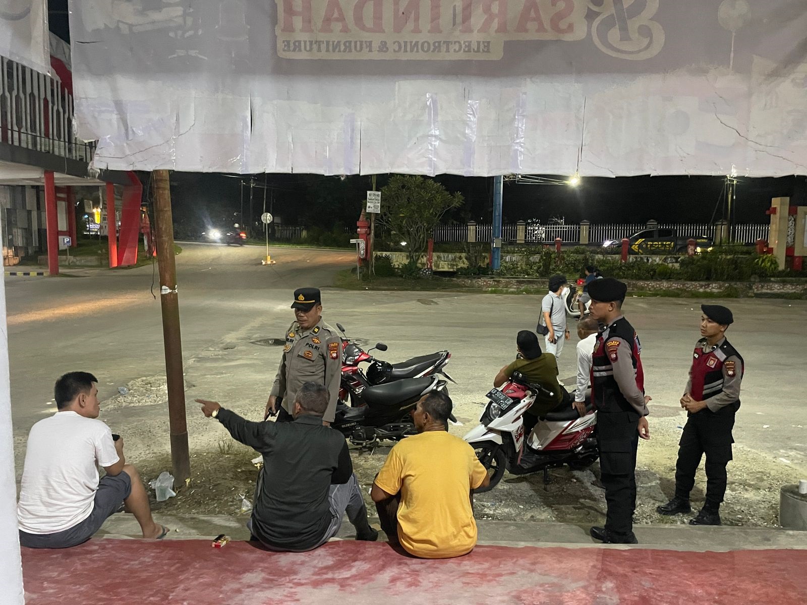 PATROLI : Anggota Polres Landak saat menggelar patroli skala besar di wilayah hukumnya.