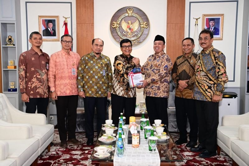 LHP : Anggota III BPK Akhsanul Khaq memberikan Laporan Hasil Pemeriksaan (LHP) atas Laporan Keuangan (LK) ATR/BPN kepada Menteri ATR/BPN Nusron Wahid (ketiga dari kanan) di Kantor Pusat BPK, Jakarta,
