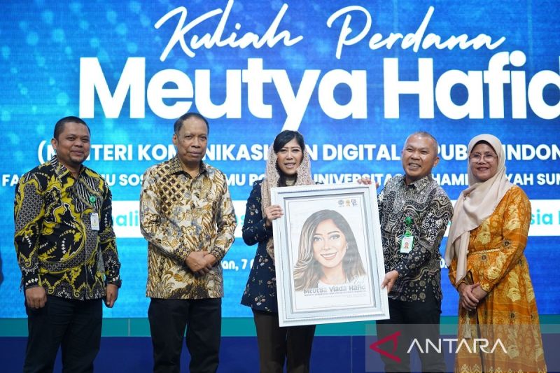 KOMDIGI  : Menteri Komunikasi dan Digital (Komdigi) Meutya Hafid (tengah) menerima cendera mata usai menjadi narasumber pada kegiatan kuliah perdana mahasiswa baru UMSU dengan tema &ldquo;Optimalisasi Poten